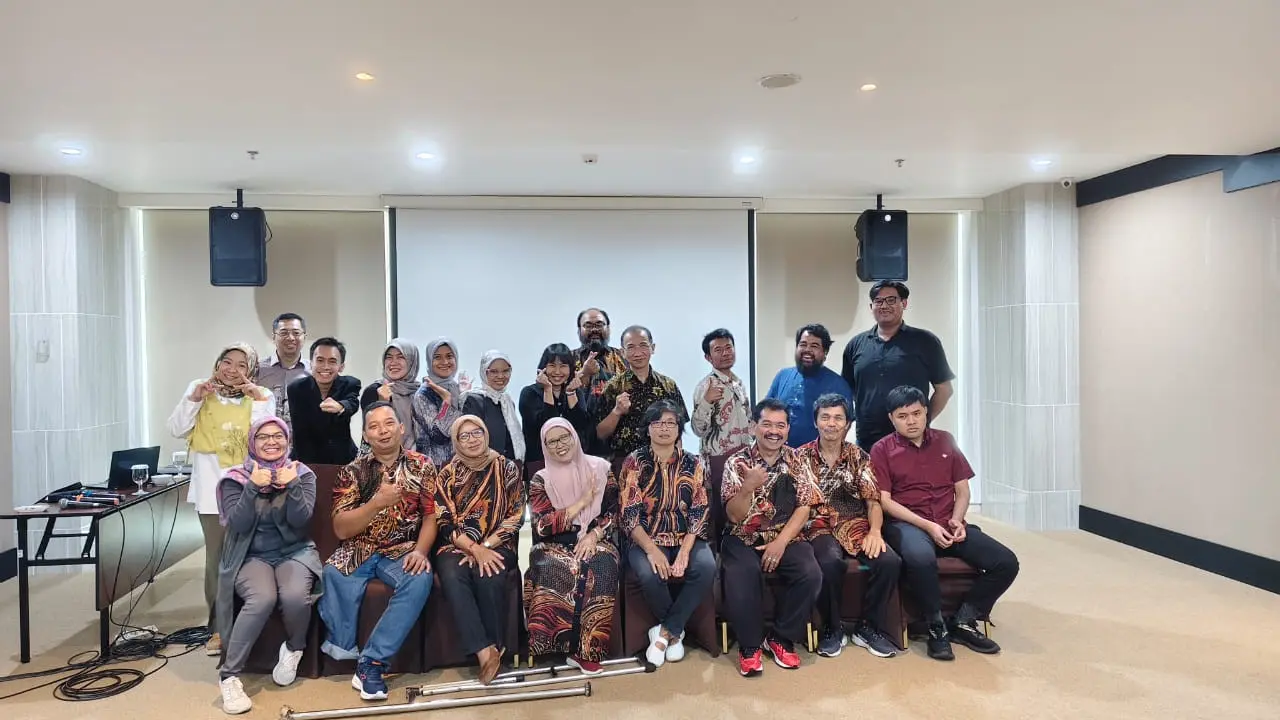 Grisna Anggadwita (pojok bawah paling kiri) bersama komunitas penyandang disabilitas (Istimewa)