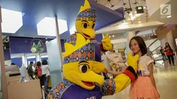 Maskot BIO (BCA Indonesia Open) menyapa seorang anak di sebuah mall di Jakarta, Minggu (3/6). Selain itu kegiatan tersebut juga bertujuan untuk mengenalkan maskot BCA Indonesia Open (BIO) kepada masyarakat. (Liputan6.com/Faizal Fanani)