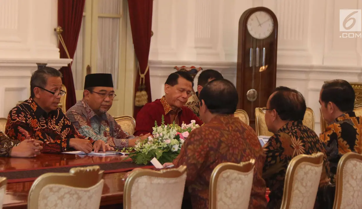 Ketua BPK, Moermahadi Soerja Djanegara dan jajarannya menemui Presiden Joko Widodo (Jokowi) di Istana Merdeka, Jakarta, Kamis (5/4). Kedatangan BPK untuk menyampaikan Ikhtisar Hasil Pemeriksaan Semester (IHPS) II Tahun 2017. (Liputan6.com/Angga Yuniar)