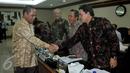 Wakil Ketua Komisi III DPR Benny K Harman (kiri) berjabat tangan dengan anggota BPK Achsanul Qosasi saat berkunjung untuk menggelar rapat konsolidasi terkait hasil audit pembelian RS Sumber Waras, di Jakarta, Selasa (19/4 (Liputan6.com/Johan Tallo)