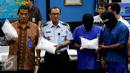 Deputi BNN, Deddy Fauzi El Hakim (kiri) menunjukan barang bukti sabu di Jakarta, Jumat (28/8/2015). BNN berhasil membongkar penyelundupan sabu seberat 103,8 kilogram yang dimasukkan ke dalam mesin sepeda motor dan alat pijat. (Liputan6.com/Yoppy Renato)