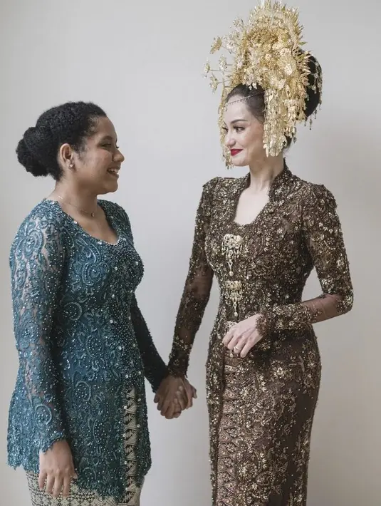 Perpaduan warna kebaya unik dan cantik dari pengantin Enzy Storia dan sang adik Casey Paquita. [Foto: Instagram @fadlan_indonesia]