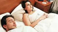 Wanita, pernahkah Anda bertanya-tanya kenapa pasangan Anda sepertinya langsung tertidur lelap setelah hubungan intim usai? 
