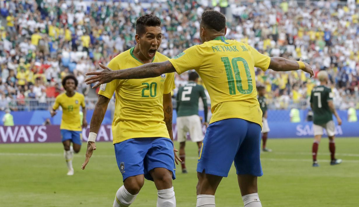 Striker Brasil, Roberto Firmino, merayakan gol yang dicetaknya ke gawang Meksiko pada babak 16 besar Piala Dunia di Samara Arena, Samara, Senin (2/6/2018). Brasil menang 2-0 atas Meksiko. (AP/Andre Penner)