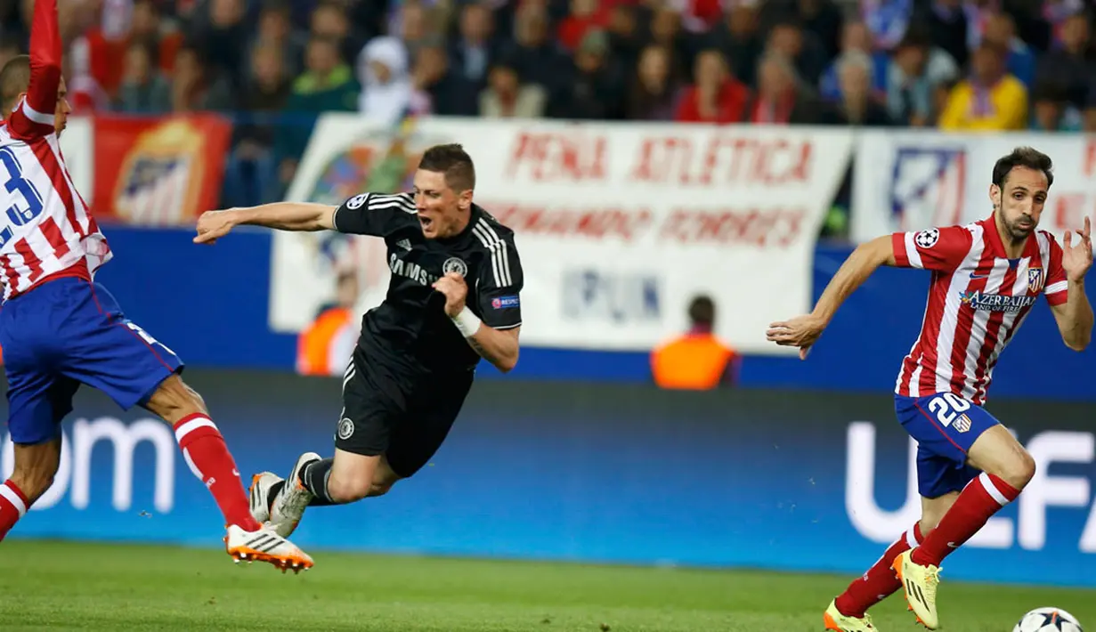 Penyerang Chelsea, Fernando Torres (tengah) mendapat tackling keras dari pemain Atl Madrid, Miranda, dalam laga pertama semifinal Liga Champions di stadion Vicente Calderon, Madrid, (23/4/2014). (REUTERS/Sergio Perez)