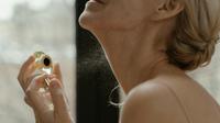 Ilustrasi penggunaan parfum (sumber foto: pexels.com/Ron Lach)
