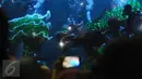 Pemain barongsai dan Liong beraksi di dalam kolam SeaWorld, Ancol, Jakarta, Sabtu (28/1). Atraksi barongsai dan Liong ini untuk memeriahkan perayaan Tahun Baru Imlek 2568. (Liputan6.com/Helmi Fithriansyah)