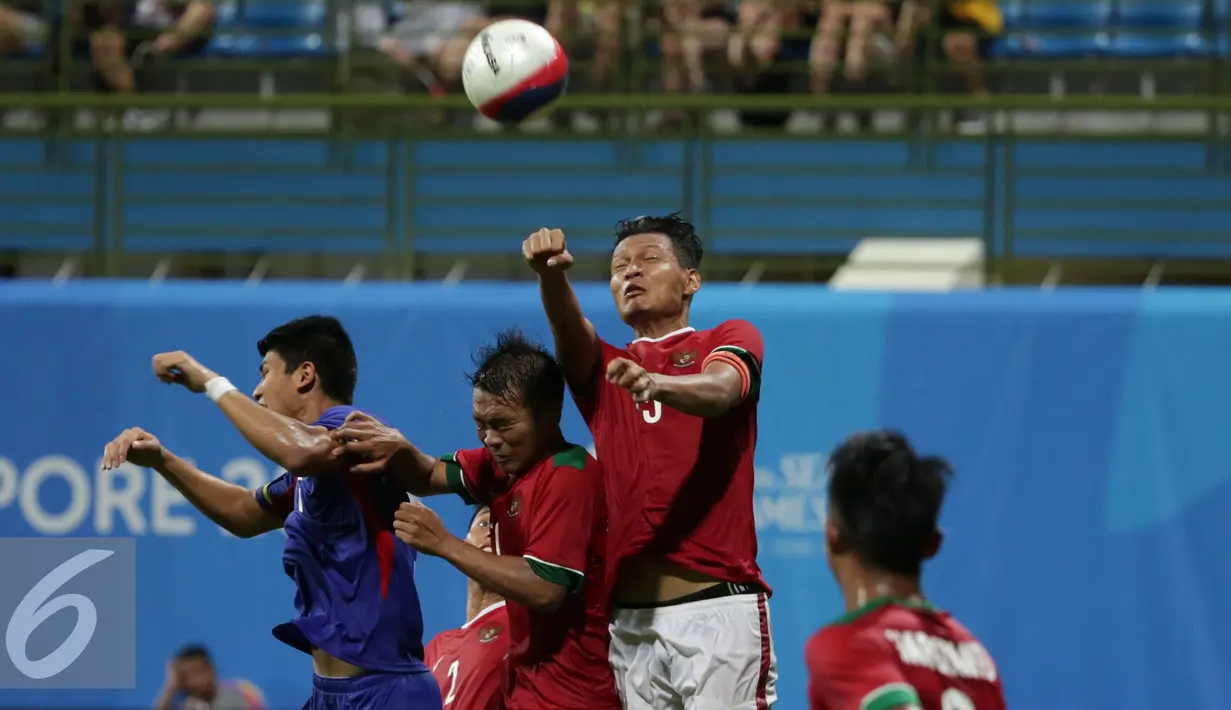 Bek timnas Indonesia U-23, Agung Prasetyo (kedua kanan) berebut bola atas saat laga melawan Filipina di penyisihan Grup A Sea Games 2015 di Stadion Jalan Besar, Singapura, (9/6/2015). Indonesia unggul 2-0 atas Filipina. (Liputan6.com/Helmi Fithriansyah) 