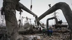 Para pekerja membersihkan kerusakan di Pembangkit Listrik Tenaga Panas (PLTP) Darnytsia setelah serangan Rusia di Kyiv, Ukraina, Rabu 4 Februari 2026. Pembangkit Listrik Tenaga Panas (PLTP) Darnytsia (CHP-4) di Kyiv mengalami kerusakan parah akibat serangan udara Rusia pada 2-3 Februari 2026 malam waktu setempat. (AP Photo/Sergei Grits)