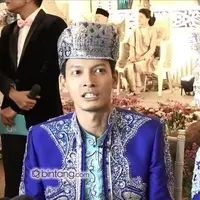 Ternyata ada cerita unik di balik pertemuan Fedi Nuril dan Vanny Widyasasti. Berawal dari broadcast BBM hingga pertemuan di sebuah film, kini Fedi dan Vanny sudah resmi menjadi suami istri.