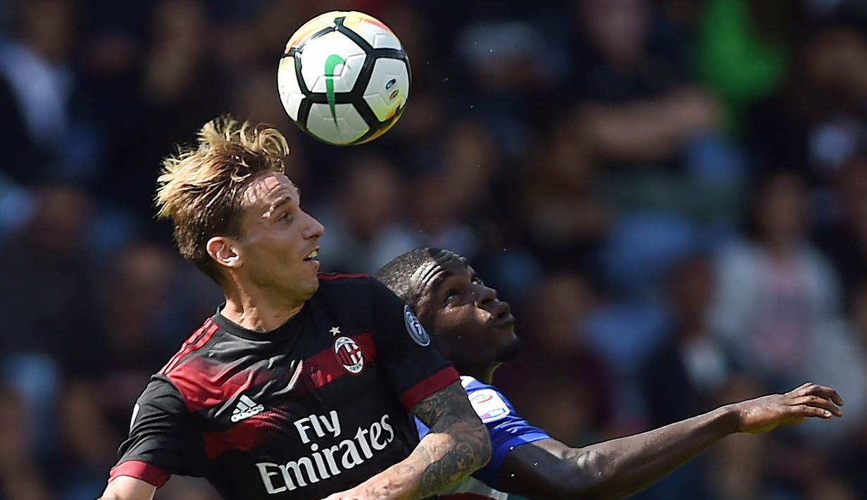 Striker Sampdoria, Duvan Zapata, duel udara dengan gelandang AC Milan, Lucas Biglia, pada laga Serie A Italia di Stadion Luigi Ferraris, Genoa, Minggu (24/9/2017). Sampdoria menang 2-0 atas Milan. (AFP/Filippo Monteforte)