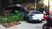 Ia diketahui mengemudikan Porsche Panamera ini secara ugal-ugalan. 