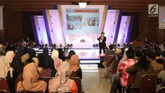 Direktur Program SCM, Harsiwi Achmad memberikan materi tentang dunia pertelevisian kepada peserta EGTC 2018 Bandung di Graha Sanusi Hardjadinata, Universitas Padjajdaran, Bandung, Kamis (6/12). (Liputan6.com/Helmi Fithriansyah)