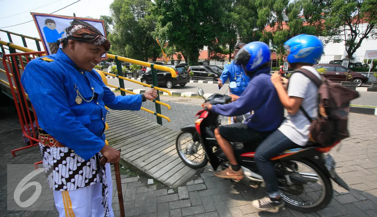 Pengendara motor saat masuk ke taman parkir Abu Bakar Ali Yogyakarta, (5/4). Sejak di gunakan untuk kawasan pendestrian,area parkir di Malioboro di pindahkan di Abu bakar Ali. (Liputan6.com/Boy Harjanto)