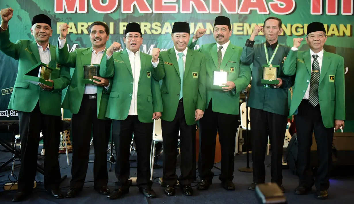 Ketua Umum PPP Muktamar Jakarta Humphrey Djemat foto bersama petinggi partai usai membuka Mukernas III PPP Muktamar Jakarta di Kantor DPP PPP, Menteng, Kamis (15/11).  (Merdeka.com/Iqbal Nugroho)