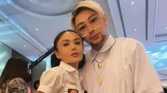 Yuni Shara (kiri) menjadi sorotan di acara ulang tahun Ussy Sulistiawaty yang ke-41. Berdandan bak anak SMA dengan seragam putih abu-abu dan rok super pendek, Yuni terlihat seperti anak SMA betulan meski usianya sudah 50 tahun. (Instagram/carendelano)