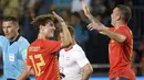 Bek Spanyol, Alvaro Odriozola, merayakan gol yang dicetaknya ke gawang Swiss pada laga persahabatan di Stadion La Ceramica, Vila-real, Minggu (3/6/2018). Kedua negara bermain imbang 1-1. (AFP/Jose Jordan)
