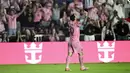 Penyerang Inter Miami asal Argentina, Lionel Messi, merayakan golnya dalam pertandingan playoff Major League Soccer (MLS) melawan Nashville SC di Chase Stadium, Fort Lauderdale, Florida, Amerika Serikat, pada 24 Oktober 2025 waktu setempat atau Sabtu (25/10/2025) pagi WIB. (Chandan Khanna/AFP)