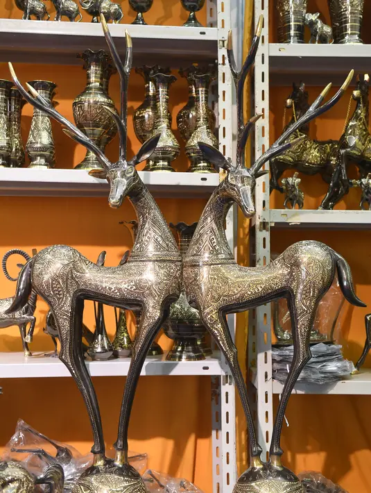 Dua produk berbentuk rusa dari Pakistan dalam ajang China-ASEAN Expo ke-17 di Nanning, Daerah Otonom Etnis Zhuang Guangxi, China selatan (29/11/2020). Berbagai produk kerajinan tangan yang dipamerkan dalam China-ASEAN Expo ke-17 telah menarik banyak perhatian. (Xinhua/Lu Boan)