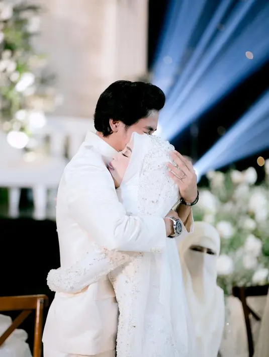 Akad nikah berlangsung haru. Bertindak sebagai wali adalah adik Adiba, Abidzar. Anak kedua mendiang Uje dan Umi Pipik itu tak kuasa menahan tangis menjadi wali nikah kakaknya. [Instagram/antzcreator]