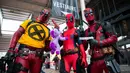 Para Cosplayers berpakaian seperti Deadpool berpose selama Comic Convention Comic Con 2018 di Grande Halle de la Villette di Paris (26/10). (AFP Photo)