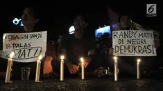Mahasiswa Ikatan Mahasiswa Muhammadiyah (IMM) melakukan aksi solidaritas di depan Gedung Muhammadiyah, Jakarta, Kamis (26/9/2019). Aksi itu mendoakan almarhumah Randi, salah satu mahasiswa Universitas Haluoleo yang tewas saat dmeonstrasi di depan kantro DPRD Sulut. (merdeka.com/Iqbal S Nugroho)