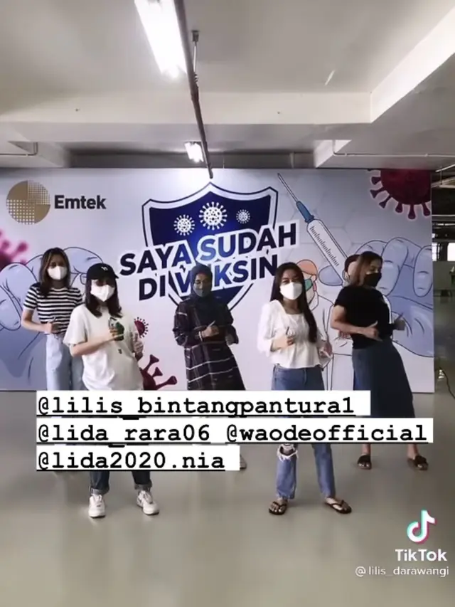 Bersama Selfi, Rara dan Waode POPA ia berjoget di depan backdrop Saya Sudah Divaksin.