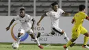Gelandang Madura United, David Laly, menggiring bola saat melawan Bhayangkara FC pada laga Liga 1 2019 di Stadion Madya, Jakarta, Senin (5/8). Kedua tim bermain imbang 1-1. (Bola.com/M iqbal Ichsan)