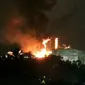 Foto tangkap layar dari video amatir yang beredar di media sosial terkait kebakaran yang terjadi di area Kilang Pertamina Balikpapan, pada Sabtu (25/5/2024) pagi.