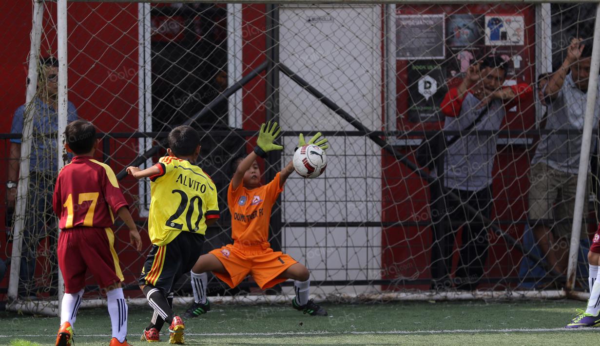 Aksi kiper Young Tiger menghalau bola sepakan lawan pada pertandingan Liga Bola Indonesia di Lapangan Sabnani Park, Serpong, Minggu (7/8/2016). (Bola.com/Nicklas Hanoatubun)