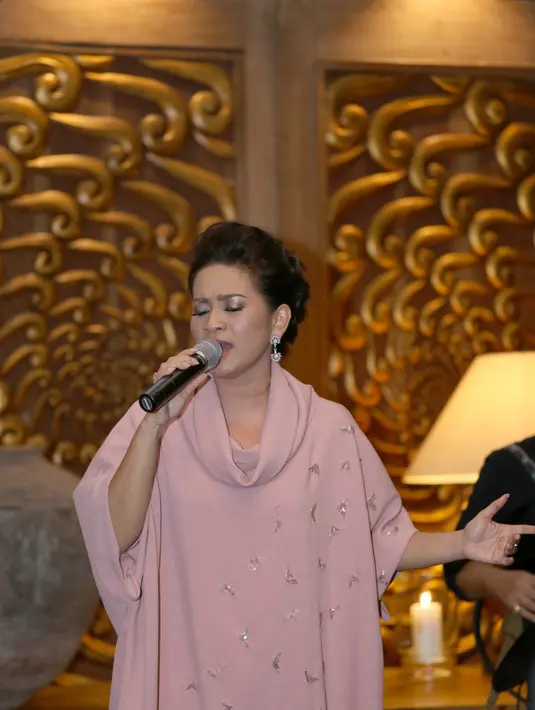 Vokalis dangdut Ikke Nurjanah (41) mencobanya dengan album barunya, I Love DutKustik. (Andy Masela/Bintang.com)