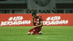 Selebrasi pemain Persis Solo, Ferdinand Sinaga usai mencetak gol pertama ke gawang Persiba Balikpapan dalam laga matchday ke-3 Grup X Babak 8 Besar Liga 2 2021 di Stadion Pakansari, Cibinong, Rabu (22/12/2021). (Bola.com/Ikhwan Yanuar)