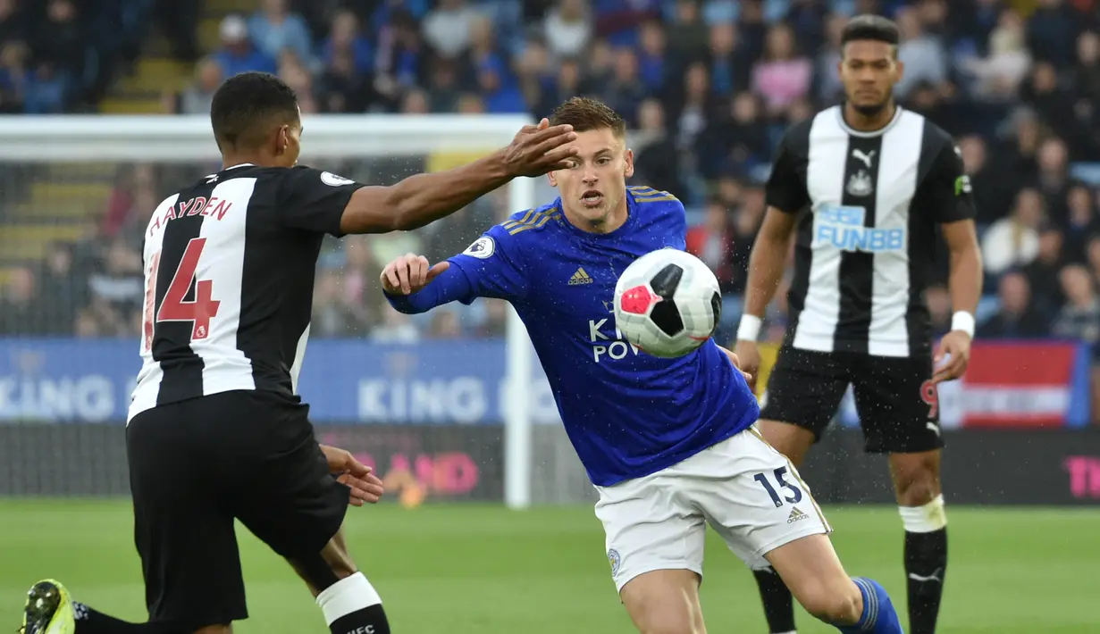 Pemain Leicester City Harvey Barnes (kanan) berusaha melewati pemain Newcastle United Isaac Hayden pada pertandingan Liga Inggris di Stadion King Power, Leicester, Inggris, Minggu (29/9/2019). Leicester membantai Newcastle 5-0. (AP Photo/Rui Vieira)