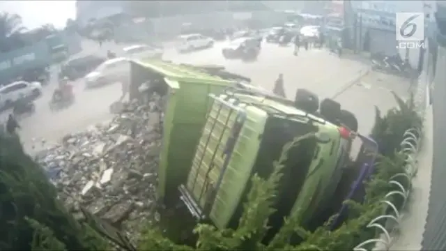 Sebuah truk menghindari kerumunan massa saat rem blong. Untungnya sopir bisa banting setir hingga tak mengakibatkan jatuhnya korban.