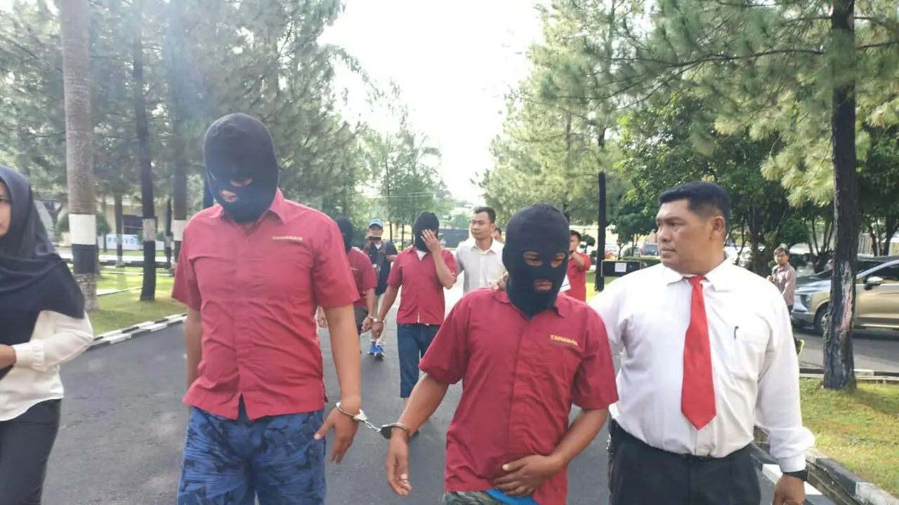 Dua tersangka dalam kasus kapal tenggelam di Danau Toba. (Liputan6.com/Reza Efendi)