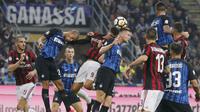 Bek Inter Milan, Skriniar, duel udara dengan striker AC Milan, Andre Silva, pada laga Serie A Italia di Stadion Giuseppe Meazza, Milan, Minggu (15/10/2017). Inter Milan menang 3-2 atas AC Milan. (AP/Antonio Calanni)