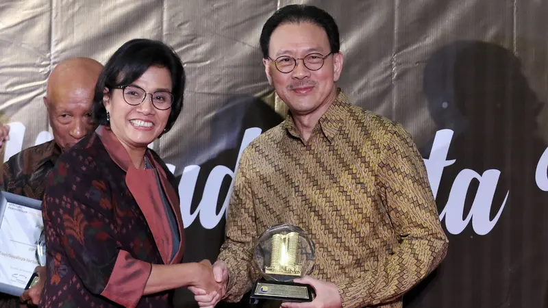 Menteri Keuangan RI Sri Mulyani Indrawati berfoto bersama Founder & Chairman PT Elang Mahkota Teknologi Tbk (Emtek), Eddy Kusnadi Sariaatmadja, di Jakarta,  Rabu (13/3/2019). (Johan Talo/Liputan6.com)