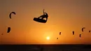 Warga Israel berolahraga Selancar Layang (kitesurfing) saat matahari terbenam di lepas pantai Tel Aviv, pada 21 Oktober 2025. (JACK GUEZ/AFP)