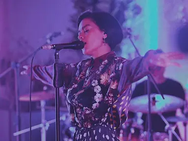 Bakat bermusik dari Indra lesmana nampaknya menurun pada putrinya, Eva Celia. Membawakan lagu berjenis R&B, jazz ataupun fusion, penampilan Eva Celia saat bernyanyi selalu memukau para penggemarnya. (Liputan6.com/IG/@evacelia)