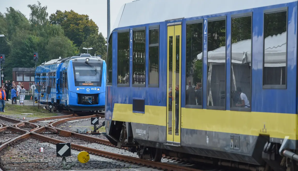 Kereta api bertenaga hidrogen pertama di dunia tiba di stasiun untuk memulai layanan komersial di Bremervoerde, Jerman, 16 September 2018. Kereta itu sendiri bebas emisi, tetapi produksi hidrogen melepaskan beberapa emisi. (AFP / Patrik STOLLARZ)