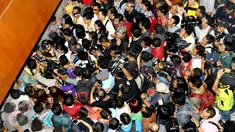 Pengunjung dan awak media berdesakan di depan pintu masuk ruang Sidang Vonis Jesicca, di Pengadilan Negeri (PN) Jakarta Pusat,Kamis (27/10).  Jelang vonis Jessica,  kepolisian dan petugas PN memperketat penjagaan pintu masuk. (Liputan6.com/Helmi Affandi)