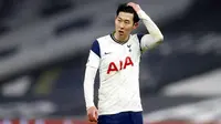 Penyerang Tottenham Hotspur, Son Heung-min, tampak kecewa usai gagal menaklukkan Fulham pada laga Liga Inggris di London, Rabu (13/1/2021). Kedua tim bermain imbang 1-1. (Matthew Childs/Pool via AP)