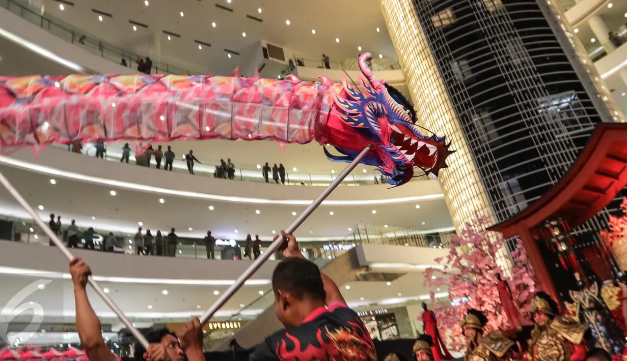 Liong sepanjang 18 meter meliuk-liuk hibur pengunjung pada perayaan Tahun Baru Imlek 2568 di Senayan City, Jakarta Jakarta Sabtu (28/01). Atraksi ini digelar pada Sabtu dan Minggu hingga tanggal 5 Februari. (Liputan6.com/Fery Pradolo)