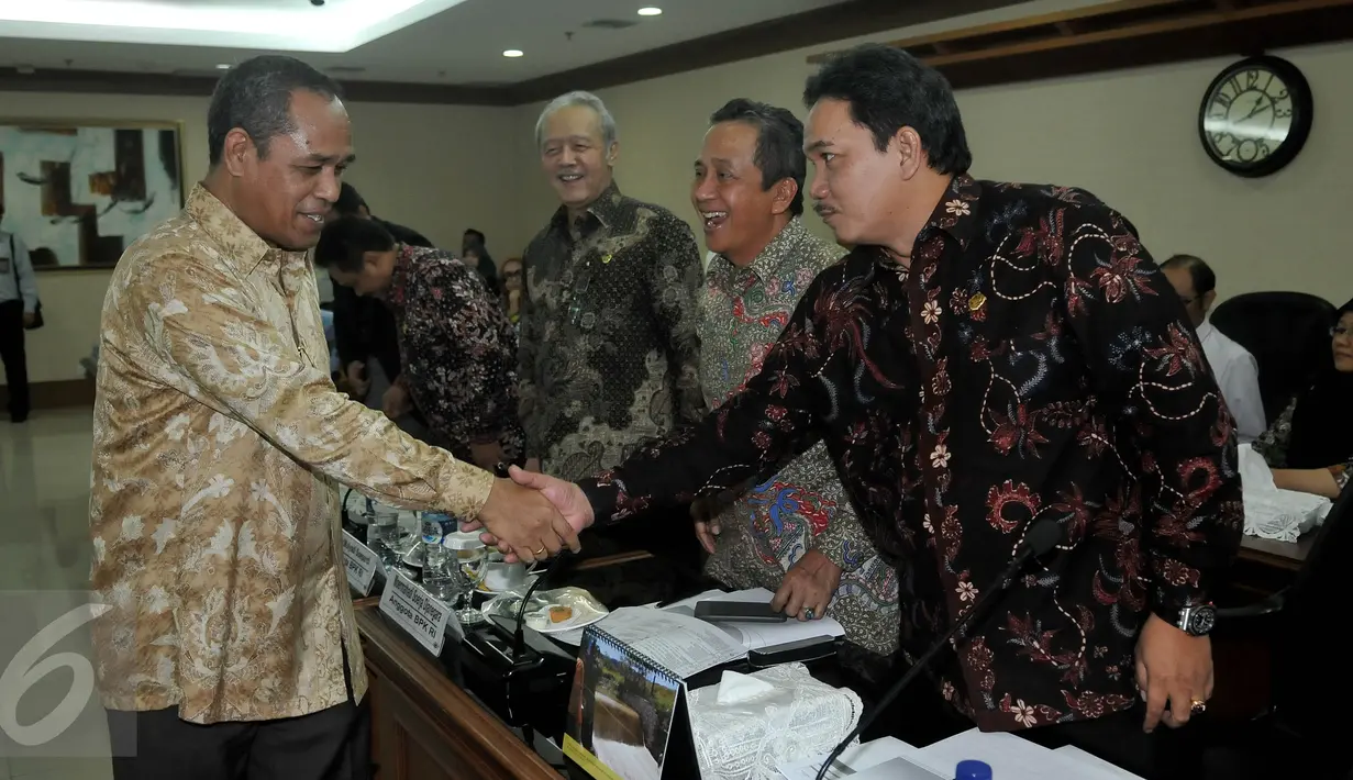 Wakil Ketua Komisi III DPR Benny K Harman (kiri) berjabat tangan dengan anggota BPK Achsanul Qosasi saat berkunjung untuk menggelar rapat konsolidasi terkait hasil audit pembelian RS Sumber Waras, di Jakarta, Selasa (19/4 (Liputan6.com/Johan Tallo)