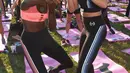 Dua model Victoria's Secret, Zuri Tibby dan Rachel Hilbert saat berolahraga dalam peluncuran Ultimate Sports Bra di Columbus, Ohio, (5/10). Peluncuran Sports Bra ini bertajuk Victoria's Secret PINK. (AFP Photo/Dimitrios Kambouris)