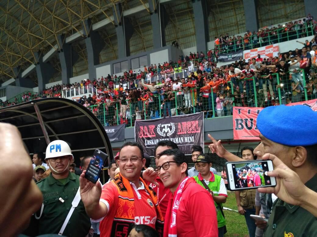 Anies-Sandi di Stadion Patriot Candrabhaga, Jalan Guntur Raya, Kayuringin Jaya, Bekasi Selatan, Jawa Barat (Liputan6.com/Rezki Apriliya)