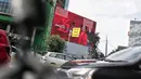 Sebuah Layar reklame tampak disegel di kawasan perempatan Harmoni, Jakarta, Selasa (29/1). Reklame yang disegel seluruhnya berlokasi di kawasan kendali ketat. (Liputan6.com/Faizal Fanani)