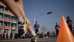 Para peserta mengikuti Pyongyang Marathon atau yang disebut juga Mangyongdae Prize International Marathon di Pyongyang, Minggu (7/4). Perlombaan lari tahunan ini merupakan bagian dari perayaan untuk menandai hari lahir pendiri Korea Utara, Kim Il-sung pada tahun 1912. (KIM Won Jin / AFP)