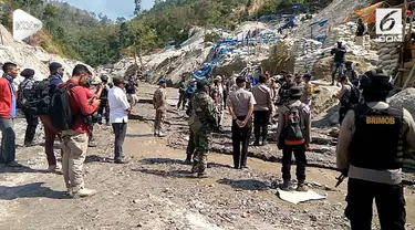 Kapolda Maluku dan Bupati Buru menuntup lokasi penambangan emas lar di Gunung Botak. 7.000 hingga 8.000 warga menghuni lokasi penambangan liar di Gunung Botak