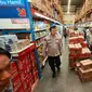 Tim satgas pangan Polda Jatim mengecek ketersediaan beras di pasar dan toko. (Dian Kurniawan/Liputan6.com)